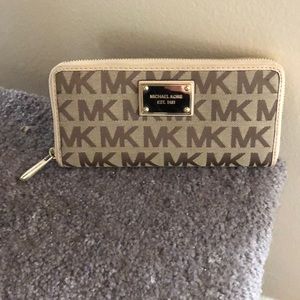 Michael kors wallet